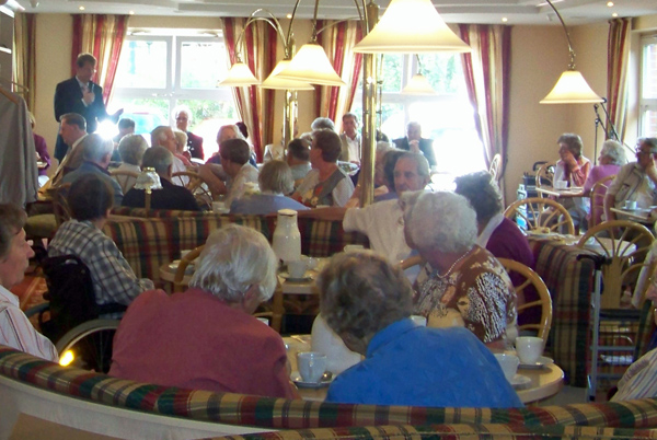 Volles Haus bei der Rede von Gero Storjohann in der Seniorenresidenz Fürstenhof